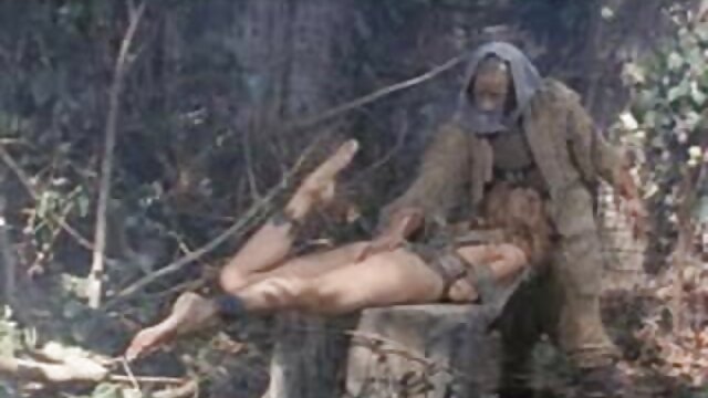 男は彼の友人の細い足の暴力に終止符を打った。 フェラ アダルト 動画